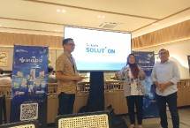 (Kiri - kanan )OVP Enterprise Product Development, Tanto Suratno bersama OVP Enterprise Marketing & Regional Management, Reni Yustiani dan Andri Herawan Sasoko, VP Corporate Communication PT Telkom Indonesia Tbk