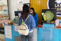 Pelanggan membeli kosmetik di tenan binaan BRI