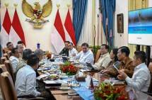 Presiden Prabowo Subianto memimpin rapat dengan sejumlah menteri Kabinet Merah Putih dan Dewan Ekonomi Nasional (DEN) di Istana Merdeka, Jakarta, pada Kamis, 20 Maret 2025. (Foto: BPMI Setpres).
