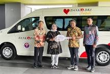 Bantuan berupa 1 (satu) unit mobil hi-ace premio tersebut diserahkan langsung oleh Direktur Komersial dan Kelembagaan Bank DKI, Herry Djufraini kepada Rektor Universitas Gunadarma, Margianti di Depok