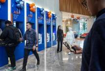 Nasabah bertransaksi di ATM BRI