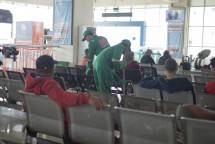 Pasukan Hijau Supersol membersihkan area ruang tunggu di Terminal Terpadu Pulo Gebang