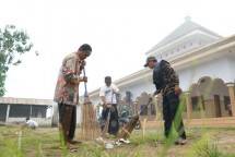 Relawan Sobat Aksi Ramadan SIG (tengah) bersama alumni santri membersihkan masjid dan lingkungan Pondok Pesantren Minhaju Al-Ihtida, Situbondo, Jawa Timur, pada Kamis (20/3/2025). 