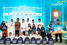 Yatim dan Lansia yang mendapatkan santunan Bank Mandiri