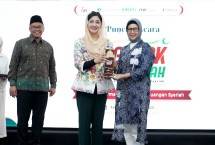 Direktur Kepatuhan & SDM PT Bank Syariah Indonesia Tbk (BSI) Tribuana Tunggadewi (kanan) menerima 3 (tiga) penghargaan untuk kategori Juara 1 - PUJK Literasi Teraktif, Juara 1 - PUJK Literasi Termasif, dan Juara 3 - PUJK Inklusi Tertinggi GERAK Syariah Award dari Kepala Eksekutif Pengawas Perilaku Pelaku Usaha Jasa Keuangan, Edukasi, dan Pelindungan Konsumen OJK Frederica Widyasari Dewi (kiri) 