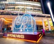 instalasi Joy Bag dari Buttonscarves di Senayan City.