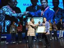 Andria Nusa selaku Andria Nusa, Direktur Sales & Marketing PT Pertamina Lubricants menerima penghargaan Marketeers of The Year untuk The Best Industry Marketing Champion 2017 kategori Automotive & Spareparts (Foto Dok Industry.co.id)