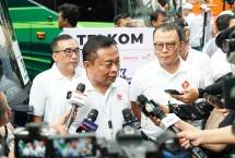 Kiri) VP Corporate Communication Telkom Andri Herawan Sasoko, (Tengah) Direktur Utama Telkom Ririek Adriansyah, dan (Kanan) Direktur Utama Telkomsel Nugroho saat Seremoni pelepasan keberangkatan para peserta Mudik Bersama BUMN 2025 di Gelora Bung Karno (GBK), Jakarta