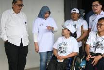 SEVP Operation PT Bank Syariah Indonesia Tbk (BSI) Ana Nurul Khayati (kanan)didampingi Direktur Jenderal Perkeretaapian Kementerian Perhubungan Mohammad Risal Wasal (kiri) secara simbolik memberangkatkan 379 penyandang disabilitas untuk mudik ke sejumlah wilayah di Indonesia. 