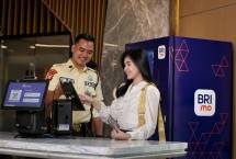 Nasabah bertransaksi keuangan di BRI