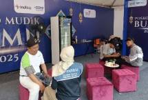 Para pemudik menikmati fasilitas Posko Mudik Telkom di Terminal Sri Tanjung Pelabuhan Ketapang, Banyuwangi.