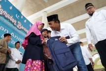 General Manager of CSR SIG, Edy Saraya memberikan santunan dan paket perlengkapan sekolah kepada anak yatim di Masjid Manbaul Falah, Kecamatan Kebomas, Kabupaten Gresik, pada 17 Maret 2025.