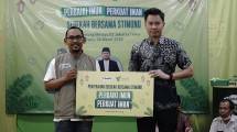 General Manager Consumer Health Dexa Medica Andy Mitra Gunadi saat menyerahkan donasi suplemen untuk memperbaiki imun tubuh kepada Ketua Ramadan Dompet Dhuafa 2025, Andriansyah