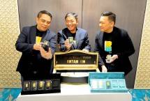 Plt Direktur Utama PT Bank Syariah Indonesia Tbk (BSI) Bob T Ananta (tengah) bersama dengan Direktur Sales & Distribution BSI Anton Sukarna (kiri) dan SEVP Branding & Communication BSI Kemas Erwan Husainy (kanan) menunjukkan layanan emas di BSI yakni BSI Cicil Emas, BSI Gadai Emas dan BSI Emas yang dapat dilakukan melalui BYOND by BSI. 
