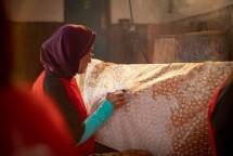 Karyawan Batik Sekar Mulyo memproduksi batik tulis Lasem di workshop Batik Sekar Mulyo, Kampung Batik Babagan, Kecamatan Lasem, Kabupaten Rembang, Jawa Tengah.