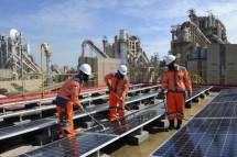 Fasilitas panel surya di area rooftop raw mill Tuban 1, Pabrik Tuban, Jawa Timur, sebagai upaya menerapkan prinsip pembangunan berkelanjutan untuk mencapai target dekarbonisasi.