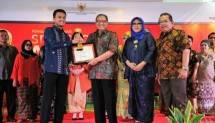 Menteri Koperasi dan UKM AAGN Puspayoga memberikan penghargaan bagi 21 UKM pada ajang Smesco Award 2017