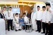Support Manasik Haji Nasional, BSI Serahkan Kartu BSI Debit Mabrur kepada Calon Jamaah 