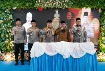 Direktur Utama Bank Mandiri Darmawan Junaidi bersama Kapolri di Ponpes Cirebon
