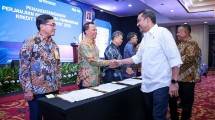 Menteri UMKM, Maman Abdurrahman saat menyaksikan penandatanganan perjanjian kerja sama antara Kementerian UMKM dengan 46 Bank penyalur KUR
