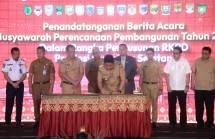 Gubernur Sumatera Selatan (Sumsel) H Herman Deru saat membuka Musyawarah Perencanaan Pembangunan (Musrenbang) Tahun 2025 dalam rangka Penyusunan RKPD Provinsi Sumsel Tahun 2026 di Ballroom Hotel Novotel Palembang, Senin (28/4/2025).