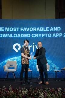 Founder & CEO TRIV, Gabriel Rey (kiri) saat menerima award TRIV Most Downloaded Crypto App 2025 dari InvestorTrust.