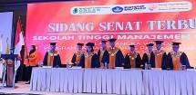 Sidang Senat Terbuka Sekolah Tinggi Manajemen LABORA dalam rangka Wisuda Program Sarjana XXVIII dan Pascasarjana XXXIII pada hari Sabtu, 26 April 2025.