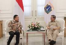 Direktur Utama Telkom Ririek Adriansyah (kiri) dan Gubernur DKI Jakarta Pramono Anung (kanan) saat audiensi untuk melaporkan secara langsung kesiapan penyelenggaraan acara Digiland pada Selasa (29/4).