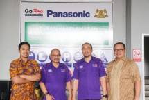 (dari kiri ke kanan) Direktur Gotrans Logistics International Arif Rachmat Gobel; General Manager Operations Gotrans Logistics International Udthor Panjaitan; Direktur Gotrans Logistics International Casey Ntoma; Senior Manager SPIL Warehouse Christian Marpaung, saat sedang melakukan pengecekan di SPIL E-commerce Hub, Cimanggis, Bogor. Fasilitas ini memiliki area operasional lebih dari 10.000 meter persegi dan telah ditunjuk sebagai Distribution Center (DC) utama Panasonic.
