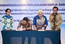 Direktur Operasi SIG, Reni Wulandari (kedua kanan) dan Kepala Pusat Riset Teknologi Hidrodinamika BRIN, Teguh Muttaqie menandatangani Kerja Sama Pengembangan Beton Hijau untuk Infrastruktur Kawasan Pesisir dan Laut, disaksikan oleh Direktur Utama SIG, Donny Arsal (kanan) dan Kepala Organisasi Riset Energi dan Manufaktur BRIN, Cuk Supriyadi Ali Nandar (kiri) di Gedung The East, Jakarta, pada Rabu (30/4/2025). 