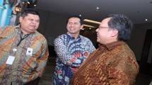 Menteri Pendayagunaan Aparatur Negara Birorasi dan Reformasi Asman Abnur, tengah.