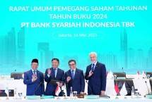 Plt Direktur Utama PT Bank Syariah Indonesia Tbk (BSI) Bob T.Ananta (dua dari kiri) didampingi Ketua Dewan Pengawas Syariah BSI Prof. Dr. KH. Hasanudin (paling kiri), Komisaris Utama BSI Muliaman D. Hadad (tiga dari kiri), Wakil Komisaris Utama/Independen BSI Adiwarman Azwar Karim (paling kanan) berbincang bersama sesaat sebelum pelaksanaan Rapat Umum Pemegang Saham Tahunan Tahun Buku 2024 PT Bank Syariah Indonesia Tbk