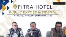 Joni Rizal, Direktur Utama PT Hotel Fitra International Tbk (tengah) di dampingi oleh para anggota Direksi dalam acara Public Expose Insidentil pada Rabu (21/05/2025) di Majalengka. (Foto: Humas FITT)