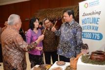 Menteri Perindustrian, Airlangga Hartarto bersama Dirjen IKM Kemenperin, Gati Wibawaningsih (Foto:Humas)