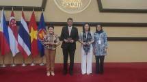 Wamen PPPA, Veronica Tan bersama Ketua Yayasan Autisma Indonesia (YAI), Adriana S. Ginanjar dalam sebuah talkshow bersama ASEAN Autism Network