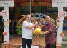 Kaiser Simanungkalit VP, Head of Brand, Communications & Client Experience Sun Life Indonesia dan Ahmad Fuadi Wakil Kepala Sekolah SDN Cilandak Timur 03,