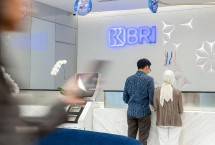 Nasabah bertransaksi di Kantor Layanan BRI