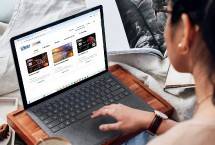 Nasabah menggunakan Laptop saat mengajukan kartu kredit di BRI