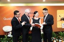 Kiri-kanan: Manajemen PT CARSURIN Tbk (CRSN), yaitu Erwin Manurung, Direktur; Harold David Loevy, Direktur; Sheila Maria Tiwan, Direktur Utama; dan Timotius Nugraha Tjahjana, Direktur. (Foto: Humas CRSN)