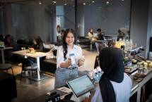 Model menunjukan aplikasi BRImo
