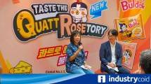 (Ki-Ka) Elny Widjaja, Head of Marketing & Sales, Samyang Foods Indonesia, bersama Eunsan Jeong, President Director, Samyang Foods Indonesia