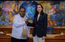 Menteri Pariwisata Widiyanti telah menerima kunjungan Gubernur Papua Barat Daya, Elisa Kambu, pada Rabu (4/6/2025). Dalam pertemuan tersebut, baik Kementerian Pariwisata dan Gubernur Papua Barat Daya berkomitmen untuk menjaga ekologi Raja Ampat. 