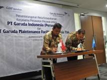 I Wayan Susena, Direktur Teknik dan Pemeliharaan Garuda Indonesia bersama Iwan Joeniarto, Dirut a GMF Aero Asia menandatangani MOU Kerjasama Perawatan Pesawat di Hanggar 4 GMF Aero Asia (Foto Abe/INDUSTRY.co.id)
