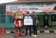 LIOLIO, Virtual CEO Lion Parcel (kiri), bersama perwakilan karyawan Lion Parcel (kanan), secara simbolis menyerahkan hewan kurban Idul Adha kepada H. Cholil Ghozali, SE, pengurus Masjid Al-Kamal, Kedoya, Jakarta Barat (tengah).