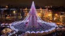 Pohon Natal Raksasa di Vilnius, Ibu kota Lituania (Foto:Saulius iūra/boredpanda)