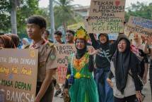 Kampanye buang sampah plastik pada tempatnya