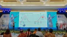 Presiden Direktur NEC Indonesia, Joji Yamamoto (kanan), bersama Head of Business Incubation NEC Indonesia, Marko Kanadi (kiri), memaparkan solusi NEC ICCC untuk kawasan industri 