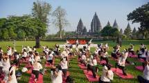 Toshiba Rayakan International Yoga Day di Candi Prambanan