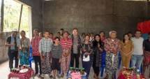 Fransiscus Go berkunjung ke tempat pembuatan Sambal Asett di desa persiapan Sais Ana, Kecamatan Noe Beba, Kabupaten Timor Tengah Selatan, NTT, pada Selasa (24/5/2025). Pemilik adalah Yaya, seorang ibu, milenial muda yg melakukan pemberdayaan petani di sana. (Foto: Istimewa)