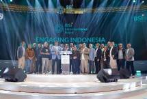 kanan-kiri). Acara penutupan dilakukan oleh Wakil Direktur Utama Bob Tyasika Ananta (kanan) bersama Direktur Utama Anggoro Eko Cahyo (jabatan efektif sampai dinyatakan lulus fit and proper test OJK, tengah) Direktur Finance & Strategy BSI Ade Cahyo Nugroho (kiri) beserta seluruh jajaran komisaris dan manajemen Bank Syariah Indonesia di Jakarta Convention Center (29/6).